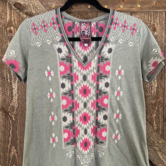 JOHNNY WAS  JWLA Embroidered vneck t-shirt - Picture 3 of 9